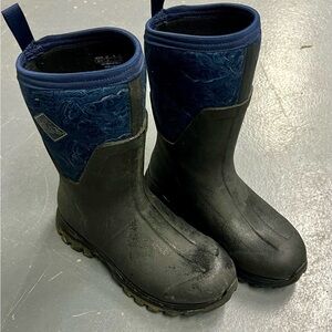 Woman’s Artic Mucks boots size 6
